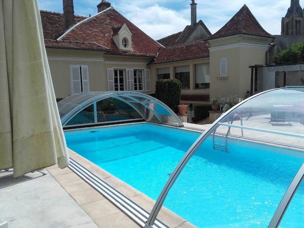 Medium height pool enclosure