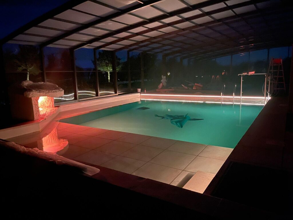 Wall‑Mounted Profile Pool Enclosure