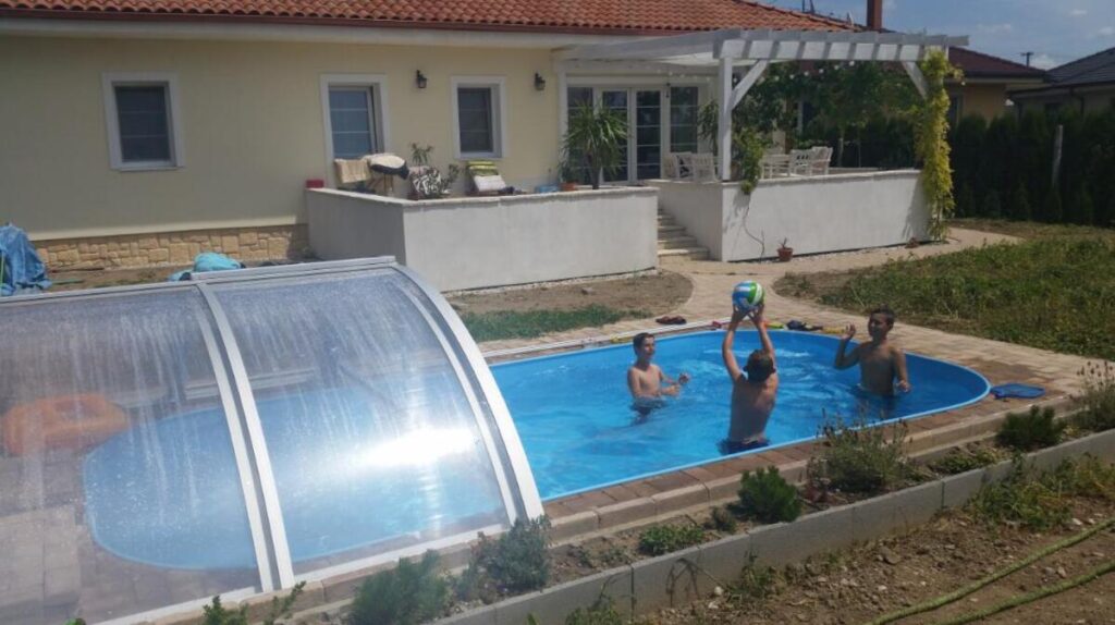Dome Profile Pool Enclosure
